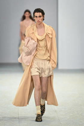 PFW - Dries Von Noten Runway in Paris FA A model walks the runway the Spring Summer 2027 collection by Belgian fashion designer Julian Klausner for Dries Von Noten during the Paris Fashion Week, on June 25, 2026. Photo by Firas Abdullah ABACAPRESS.COM Paris Ile-de-France France  Copyright: xAbdullahxFiras ABACAx