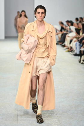 PFW - Dries Von Noten Runway in Paris FA A model walks the runway the Spring Summer 2027 collection by Belgian fashion designer Julian Klausner for Dries Von Noten during the Paris Fashion Week, on June 25, 2026. Photo by Firas Abdullah ABACAPRESS.COM Paris Ile-de-France France  Copyright: xAbdullahxFiras ABACAx