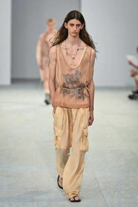PFW - Dries Von Noten Runway in Paris FA A model walks the runway the Spring Summer 2027 collection by Belgian fashion designer Julian Klausner for Dries Von Noten during the Paris Fashion Week, on June 25, 2026. Photo by Firas Abdullah ABACAPRESS.COM Paris Ile-de-France France  Copyright: xAbdullahxFiras ABACAx