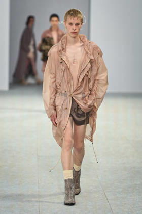 PFW - Dries Von Noten Runway in Paris FA A model walks the runway the Spring Summer 2027 collection by Belgian fashion designer Julian Klausner for Dries Von Noten during the Paris Fashion Week, on June 25, 2026. Photo by Firas Abdullah ABACAPRESS.COM Paris Ile-de-France France  Copyright: xAbdullahxFiras ABACAx
