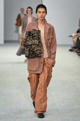 PFW - Dries Von Noten Runway in Paris FA A model walks the runway the Spring Summer 2027 collection by Belgian fashion designer Julian Klausner for Dries Von Noten during the Paris Fashion Week, on June 25, 2026. Photo by Firas Abdullah ABACAPRESS.COM Paris Ile-de-France France  Copyright: xAbdullahxFiras ABACAx