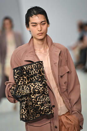 PFW - Dries Von Noten Runway in Paris FA A model walks the runway the Spring Summer 2027 collection by Belgian fashion designer Julian Klausner for Dries Von Noten during the Paris Fashion Week, on June 25, 2026. Photo by Firas Abdullah ABACAPRESS.COM Paris Ile-de-France France  Copyright: xAbdullahxFiras ABACAx