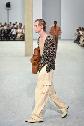 PFW - Dries Von Noten Runway in Paris FA A model walks the runway the Spring Summer 2027 collection by Belgian fashion designer Julian Klausner for Dries Von Noten during the Paris Fashion Week, on June 25, 2026. Photo by Firas Abdullah ABACAPRESS.COM Paris Ile-de-France France  Copyright: xAbdullahxFiras ABACAx
