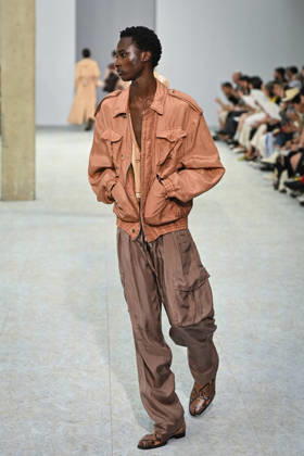 PFW - Dries Von Noten Runway in Paris FA A model walks the runway the Spring Summer 2027 collection by Belgian fashion designer Julian Klausner for Dries Von Noten during the Paris Fashion Week, on June 25, 2026. Photo by Firas Abdullah ABACAPRESS.COM Paris Ile-de-France France  Copyright: xAbdullahxFiras ABACAx