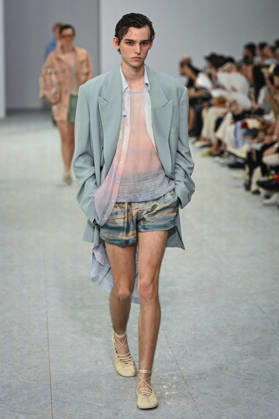 PFW - Dries Von Noten Runway in Paris FA A model walks the runway the Spring Summer 2027 collection by Belgian fashion designer Julian Klausner for Dries Von Noten during the Paris Fashion Week, on June 25, 2026. Photo by Firas Abdullah ABACAPRESS.COM Paris Ile-de-France France  Copyright: xAbdullahxFiras ABACAx