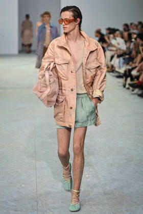 PFW - Dries Von Noten Runway in Paris FA A model walks the runway the Spring Summer 2027 collection by Belgian fashion designer Julian Klausner for Dries Von Noten during the Paris Fashion Week, on June 25, 2026. Photo by Firas Abdullah ABACAPRESS.COM Paris Ile-de-France France  Copyright: xAbdullahxFiras ABACAx