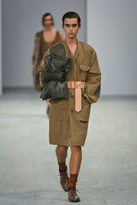 PFW - Dries Von Noten Runway in Paris FA A model walks the runway the Spring Summer 2027 collection by Belgian fashion designer Julian Klausner for Dries Von Noten during the Paris Fashion Week, on June 25, 2026. Photo by Firas Abdullah ABACAPRESS.COM Paris Ile-de-France France  Copyright: xAbdullahxFiras ABACAx