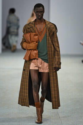 PFW - Dries Von Noten Runway in Paris FA A model walks the runway the Spring Summer 2027 collection by Belgian fashion designer Julian Klausner for Dries Von Noten during the Paris Fashion Week, on June 25, 2026. Photo by Firas Abdullah ABACAPRESS.COM Paris Ile-de-France France  Copyright: xAbdullahxFiras ABACAx
