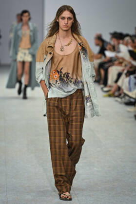 PFW - Dries Von Noten Runway in Paris FA A model walks the runway the Spring Summer 2027 collection by Belgian fashion designer Julian Klausner for Dries Von Noten during the Paris Fashion Week, on June 25, 2026. Photo by Firas Abdullah ABACAPRESS.COM Paris Ile-de-France France  Copyright: xAbdullahxFiras ABACAx