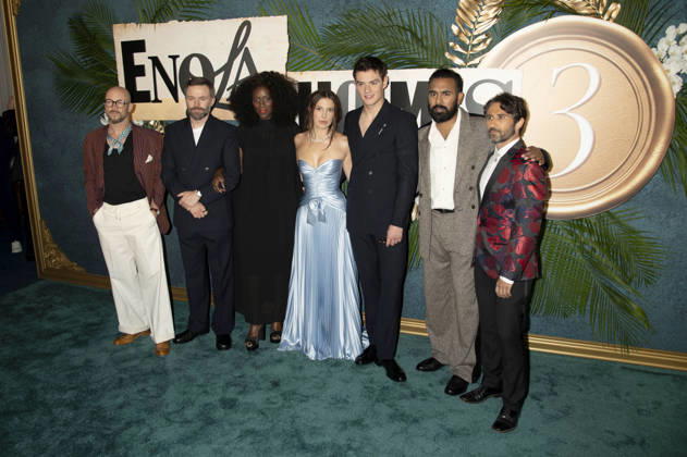 Nicholas Aaron, Philip Barantini, Sharon Duncan Brewster, Millie Bobby Brown, Louis Partridge, Himesh Patel und Joe Azzopardi bei der Weltpremiere des Netflix-Films Enola Holmes 3 im Plaza Hotel. New York, 25.06.2026