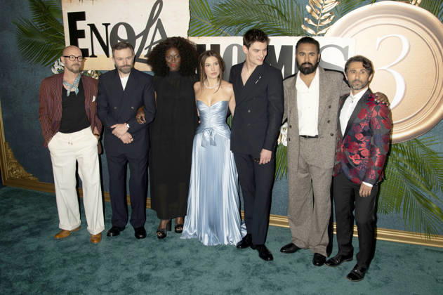 Nicholas Aaron, Philip Barantini, Sharon Duncan Brewster, Millie Bobby Brown, Louis Partridge, Himesh Patel und Joe Azzopardi bei der Weltpremiere des Netflix-Films Enola Holmes 3 im Plaza Hotel. New York, 25.06.2026