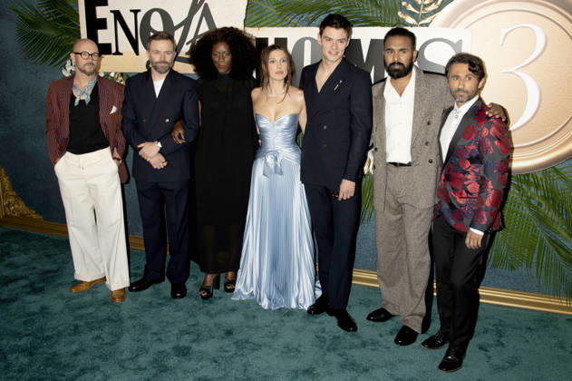 Nicholas Aaron, Philip Barantini, Sharon Duncan Brewster, Millie Bobby Brown, Louis Partridge, Himesh Patel und Joe Azzopardi bei der Weltpremiere des Netflix-Films Enola Holmes 3 im Plaza Hotel. New York, 25.06.2026