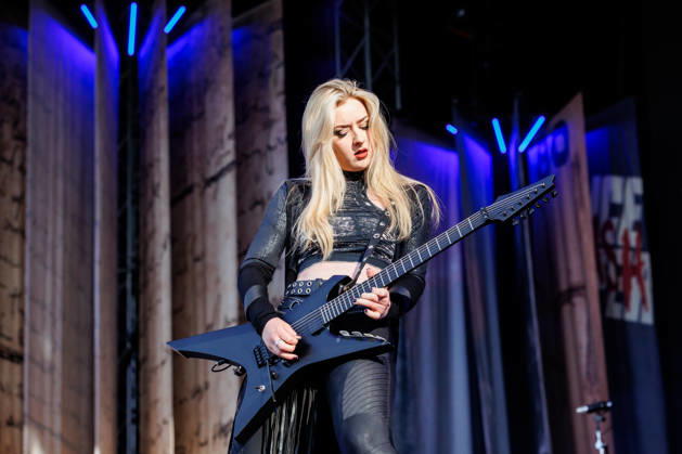Alice Cooper live at Tons of Rock 2026 Oslo, Norway. 25th, June 2026. The American singer Alice Cooper performs a live concert during the Norwegian music festival Tons of Rock 2026 in Oslo. Here live band member and guitarist Anna Cara is seen live on stage. Norway, Oslo  Copyright: xGonzalesxPhoto KetilxMartinsenx