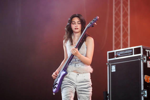 The Warning live at Tons of Rock 2026 Oslo, Norway. 25th, June 2026. The Mexican hard rock band The Warning performs a live concert during the Norwegian music festival Tons of Rock 2026 in Oslo. Here bass player and singer Alejandra Villarreal is seen live on stage. Norway, Oslo  Copyright: xGonzalesxPhoto KetilxMartinsenx