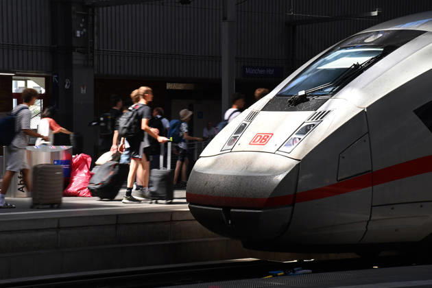 Themenfoto DB, Deutsche Bahn. Bahnreisende, Zug,ICE,Intercity Express, Schnellzug,Hochgeschwindigkeitszug, Hauptbahnhof Muenchen,DB,Die Bahn, Fernverkehr,Hauptbahnhof Muenchen,