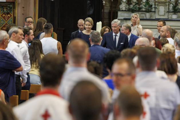 Queen Mathilde of Belgium, King Philippe - Filip of Belgium and Buggenhout mayor Geert Hermans pictured during a commemorative ceremony in honour of the victims of last May accident between a train and a minivan, at the railway crossing Vierhuizen, in Buggenhout, Tuesday 26 May 2026. On May 26th, four people died in the traffic accident: two pupils, the driver and a supervisor.  NICOLASxMAETERLINCK 179432239