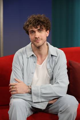 Timon Krause, Mentalist, Autor, Gedankenleser und Hypnotiseur, zu Gast in der Fernsehsendung DAS! Rote Sofa, eine Live-Talksendung des Norddeutschen Rundfunks, Fototermin am 26.6.2026 im Fernsehstudio des NDR in Hamburg Lokstedt