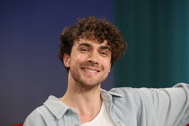 Timon Krause, Mentalist, Autor, Gedankenleser und Hypnotiseur, zu Gast in der Fernsehsendung DAS! Rote Sofa, eine Live-Talksendung des Norddeutschen Rundfunks, Fototermin am 26.6.2026 im Fernsehstudio des NDR in Hamburg Lokstedt