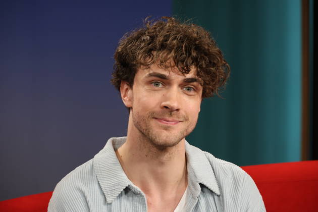 Timon Krause, Mentalist, Autor, Gedankenleser und Hypnotiseur, zu Gast in der Fernsehsendung DAS! Rote Sofa, eine Live-Talksendung des Norddeutschen Rundfunks, Fototermin am 26.6.2026 im Fernsehstudio des NDR in Hamburg Lokstedt