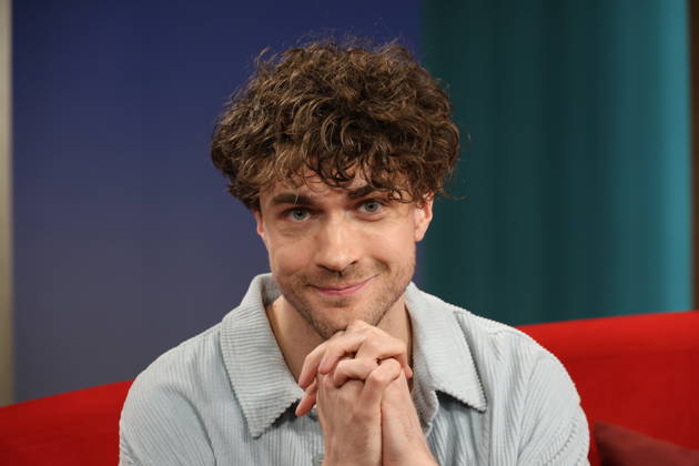 Timon Krause, Mentalist, Autor, Gedankenleser und Hypnotiseur, zu Gast in der Fernsehsendung DAS! Rote Sofa, eine Live-Talksendung des Norddeutschen Rundfunks, Fototermin am 26.6.2026 im Fernsehstudio des NDR in Hamburg Lokstedt