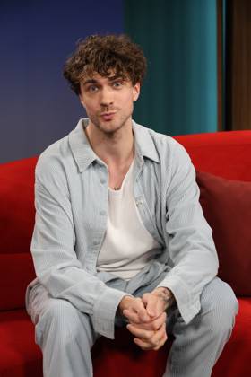 Timon Krause, Mentalist, Autor, Gedankenleser und Hypnotiseur, zu Gast in der Fernsehsendung DAS! Rote Sofa, eine Live-Talksendung des Norddeutschen Rundfunks, Fototermin am 26.6.2026 im Fernsehstudio des NDR in Hamburg Lokstedt