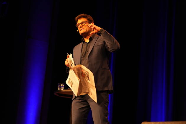Veranstaltung in den Wühlmäusen, Berln GER, Berlin, 20260627, Christian Ehring, Versöhnung, Deutscher Fernsehmoderator, mit einer Zeitung, Tagesspiegel