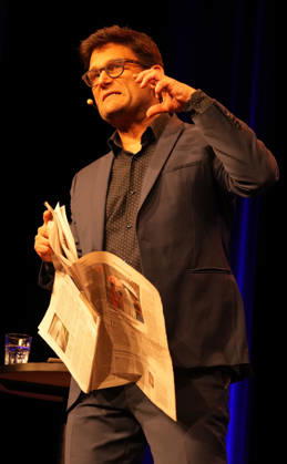 Veranstaltung in den Wühlmäusen, Berln GER, Berlin, 20260627, Christian Ehring, Versöhnung, Deutscher Fernsehmoderator, mit einer Zeitung, Tagesspiegel