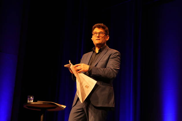 Veranstaltung in den Wühlmäusen, Berln GER, Berlin, 20260627, Christian Ehring, Versöhnung, Deutscher Fernsehmoderator, mit einer Zeitung, Tagesspiegel