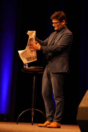 Veranstaltung in den Wühlmäusen, Berln GER, Berlin, 20260627, Christian Ehring, Versöhnung, Deutscher Fernsehmoderator, mit einer Zeitung, Tagesspiegel