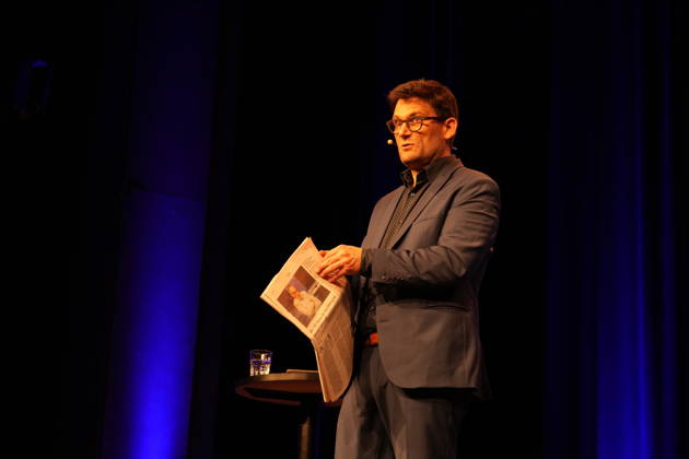 Veranstaltung in den Wühlmäusen, Berln GER, Berlin, 20260627, Christian Ehring, Versöhnung, Deutscher Fernsehmoderator, mit einer Zeitung, Tagesspiegel