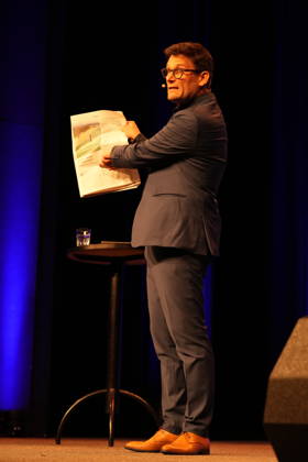 Veranstaltung in den Wühlmäusen, Berln GER, Berlin, 20260627, Christian Ehring, Versöhnung, Deutscher Fernsehmoderator, mit einer Zeitung, Tagesspiegel