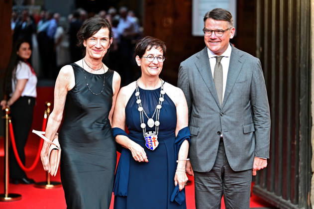Bad Hersfelder Festspiele - Premiere Parzival. Boris Rhein , Elke Hesse und Anke Hofmann anläßlich der Premiere von Parzival im Rahmen der Bad Hersfelder Festspiele am 26.06.2026 in der Stiftsruine Bad Hersfeld. 20260626MWI130238