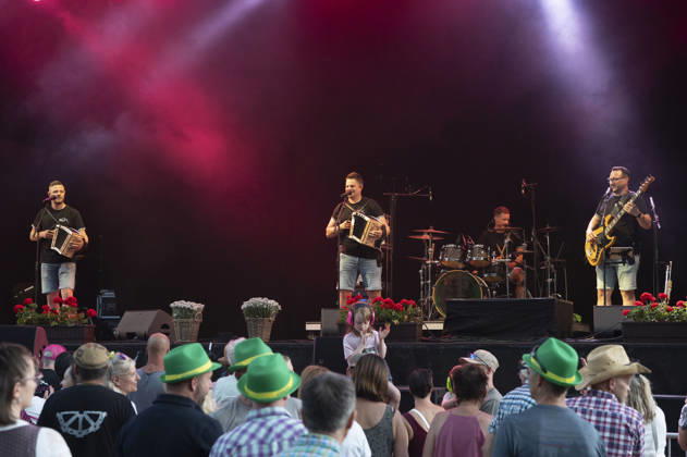 Seerugge Feger live beim Gatschiefer Volks- und Schlageropenair im Prättigau in der Open-Air-Arena am Schulhaus Bündelti. Klosters, 26.06.2026