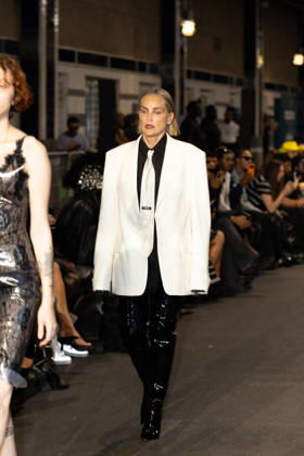 Sharon Stone walks the runway for the Men s Ready-to-Wear Spring Summer 2027 collection during Paris Fashion Week (PFW) on June 26, 2026. Florian Lavielle, Bestimage. Sharon Stone walks the runway for the Men s Ready-to-Wear Spring Summer 2027 collection during Paris Fashion Week (PFW) on June 26, 2026, in Paris, France  Copyright: xFlorianxLaviellex xBestimagexFlorianxLaviellex xBestimagex