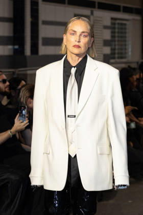 Sharon Stone walks the runway for the Men s Ready-to-Wear Spring Summer 2027 collection during Paris Fashion Week (PFW) on June 26, 2026. Florian Lavielle, Bestimage. Sharon Stone walks the runway for the Men s Ready-to-Wear Spring Summer 2027 collection during Paris Fashion Week (PFW) on June 26, 2026, in Paris, France  Copyright: xFlorianxLaviellex xBestimagexFlorianxLaviellex xBestimagex