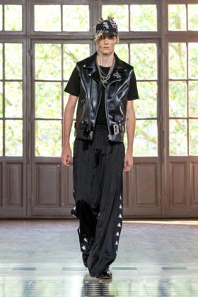 Junya Watanabe Men s Ready-to-Wear Spring Summer 2027 Collection Fashion Show at Paris Fashion Week, June 26, 2026 Junya Watanabe Men’s Ready-to-Wear Spring Summer 2027 Collection Fashion Show at Paris Fashion Week, June 26, 2026, Paris, France  Copyright: xAgencex xBestimagexAgencex xBestimagex