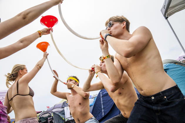 Entertainment Bilder des Tages Roskilde Festival 2026: The camping area opens Camp Gemmeleg competes for a spot in the top three of the beer bong competition as the camping area opens at Roskilde Festival on Saturday, June 27, 2026. The festival grounds at Roskilde Festival open on July 1. (Photo: Ida Marie Odgaard Ritzau Scanpix) , Roskilde Denmark Copyright: RitzauxScanpix IdaxMariexOdgaardx spdk20260627-195146-L