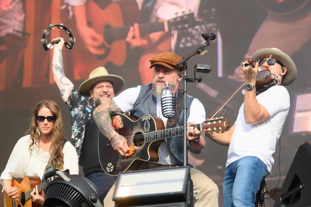 Entertainment Bilder des Tages Zac Brown Band Perform at BST Hyde Park, London, UK - Sat 27 Jun 2026 Caroline Jones, Coy Bowles, Zac Brown and Jimmy De Martini of the Zac Brown Band performs on the Great Oak Stage at BST Hyde Park Festival in Hyde Park in London, England, UK on Saturday 27 June 2026., Credit:Justin Ng Avalon UK, England, London, Hyde Park Copyright: xJustinxNgx xAvalonx 1112957788