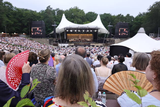27.06.2026, Saisonabschlusskonzert der Berliner Philharmoniker unter der Leitung von Kirill Petrenko, Gäste fächern sich Luft zu bei grosser HItze in der Waldbühne, Berlin, Berlin