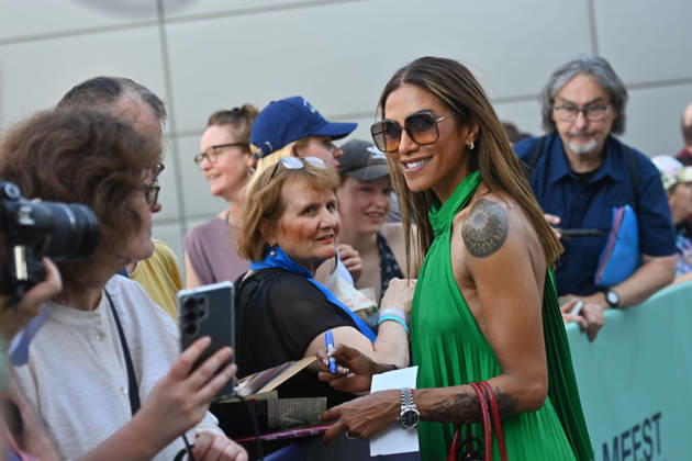 Sabrina Setlur, schreibt Autogramme. Eroeffnung 43.Filmfest Muenchen am 27.06.2026 Gasteig HP8.