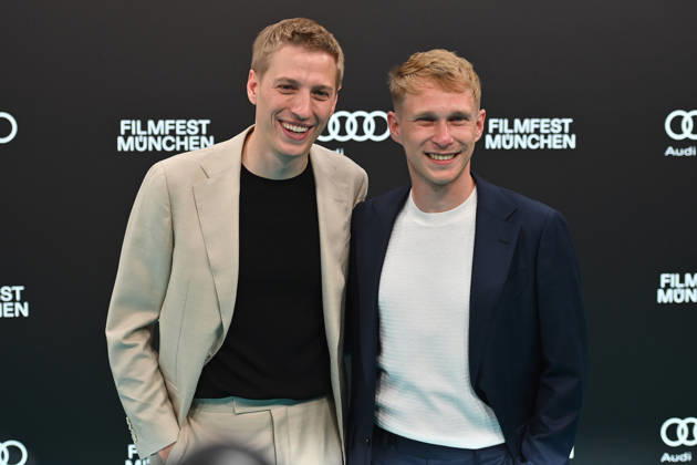 v.li:Dominik KRAUSE mit Ehemann Sebastian MUELLER, Eroeffnung 43.Filmfest Muenchen am 27.06.2026 Gasteig HP8.