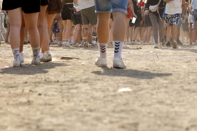 Besucher sammeln sich bei extremen Temperaturen vor der DJ-Bühne beim Rainbow Festival 2026 am Fühlinger See. Das Rainbow Festival von Markus Krampe findet im Rahmen des ColognePride statt. (Themenbild, Symbolbild) Köln, 27.06.2026 NRW Deutschland Copyright: xChristophxHardtx
