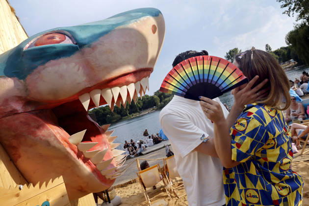 Besucher hinter einem Regenbogen-Fächer neben einem Hai (Sharkroom) beim Rainbow Festival 2026 am Fühlinger See. Das Rainbow Festival von Markus Krampe findet im Rahmen des ColognePride statt. Köln, 27.06.2026 NRW Deutschland Copyright: xChristophxHardtx