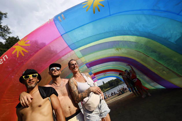 Besucher vor einem Regenbogen-Tunnel beim Rainbow Festival 2026 am Fühlinger See. Das Rainbow Festival von Markus Krampe findet im Rahmen des ColognePride statt. Köln, 27.06.2026 NRW Deutschland Copyright: xChristophxHardtx