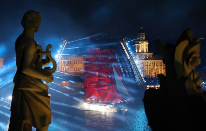Russia Scarlet Sails Show 9196777 28.06.2026 Brig Rossiya (Russia) sails along the Neva River past a drawbridge during the Scarlet Sails (Alye Parusa) Festival, an annual event for high school graduates, in St. Petersburg, Russia. Artem Pryakhin Sputnik St. Petersburg Russia  Copyright: xArtemxPryakhinx