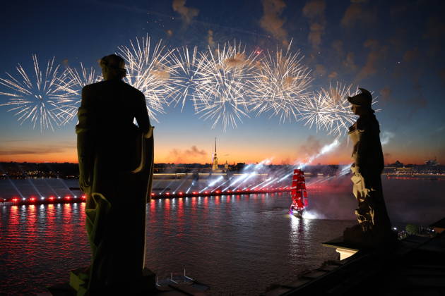 Russia Scarlet Sails Show 9196789 28.06.2026 Brig Rossiya (Russia) sails along the Neva River as fireworks illuminate the sky during the Scarlet Sails (Alye Parusa) festival, an annual event for high school graduates, in St. Petersburg, Russia. Artem Pryakhin Sputnik St. Petersburg Russia  Copyright: xArtemxPryakhinx
