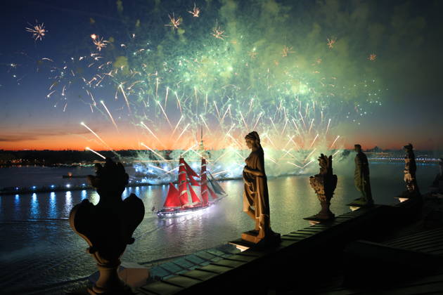 Russia Scarlet Sails Show 9196791 28.06.2026 Brig Rossiya (Russia) sails along the Neva River as fireworks illuminate the sky during the Scarlet Sails (Alye Parusa) festival, an annual event for high school graduates, in St. Petersburg, Russia. Artem Pryakhin Sputnik St. Petersburg Russia  Copyright: xArtemxPryakhinx