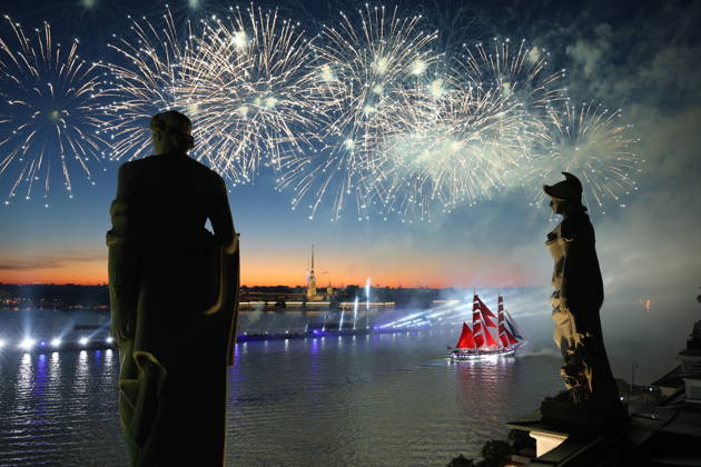 Russia Scarlet Sails Show 9196792 28.06.2026 Brig Rossiya (Russia) sails along the Neva River as fireworks illuminate the sky during the Scarlet Sails (Alye Parusa) festival, an annual event for high school graduates, in St. Petersburg, Russia. Artem Pryakhin Sputnik St. Petersburg Russia  Copyright: xArtemxPryakhinx