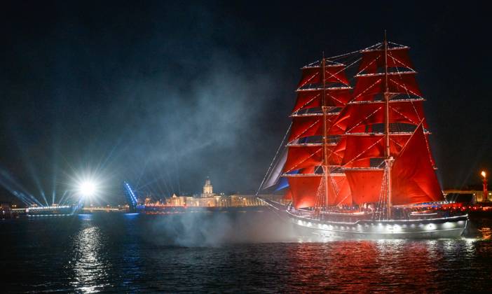Russia Scarlet Sails Show 9196798 28.06.2026 Brig Rossiya (Russia) sails along the Neva River during the Scarlet Sails (Alye Parusa) Festival, an annual event for high school graduates, in St. Petersburg, Russia. Alexei Danichev Sputnik St. Petersburg Russia  Copyright: xAlexeixDanichevx