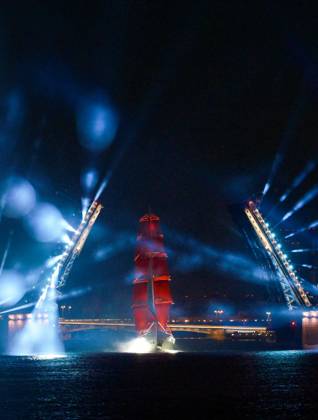 Russia Scarlet Sails Show 9196800 28.06.2026 Brig Rossiya (Russia) sails along the Neva River past a drawbridge during the Scarlet Sails (Alye Parusa) Festival, an annual event for high school graduates, in St. Petersburg, Russia. Alexei Danichev Sputnik St. Petersburg Russia  Copyright: xAlexeixDanichevx